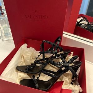 VALENTINO HEELS - ROCKSTUD CALFSKIN ANKLE STRAP SANDAL 100 MM ALL BLACK